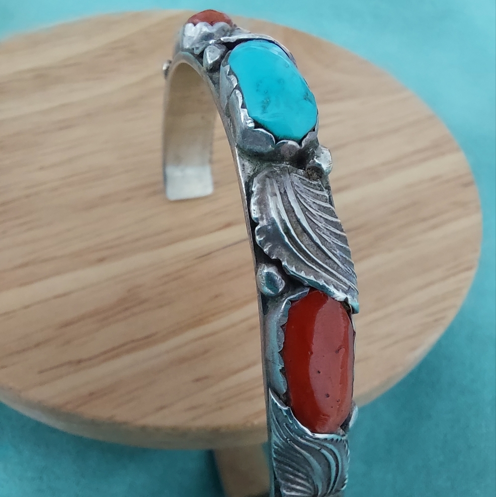 Bracelet-Simplicio Sterling Turquoise and RED Coral. 1/2" wide open cuff - Picture 2 of 7